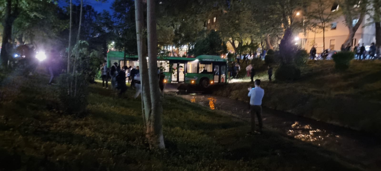 Autobusi në Tiranë përplaset me makinën e përfundon në lumin Lana