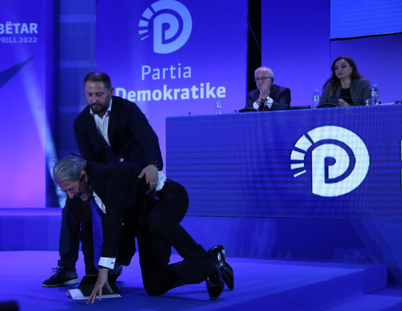 Fotot nga incidenti/ Berisha ngatërrohet te shkallët, pengohet në mes të Kuvendit