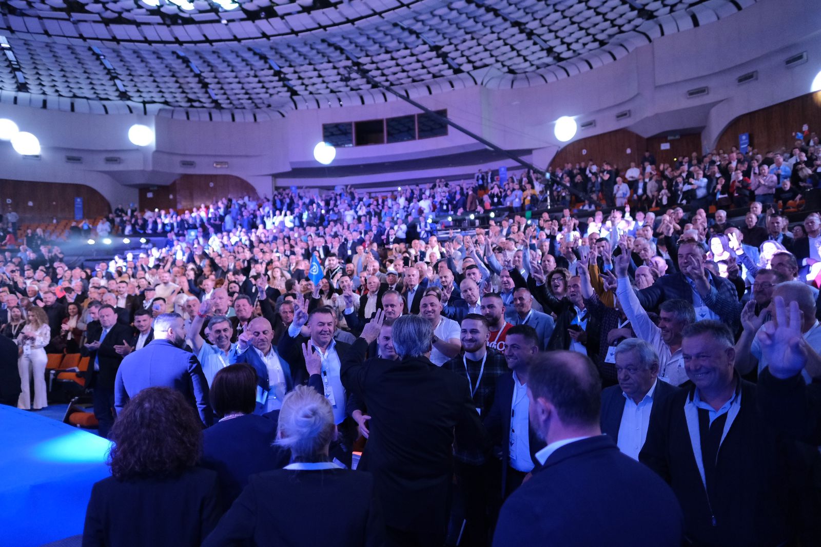 Më 22 maj do të mbahen zgjedhjet për kreun e PD-së, shkarkohet Enkelejd Alibeaj