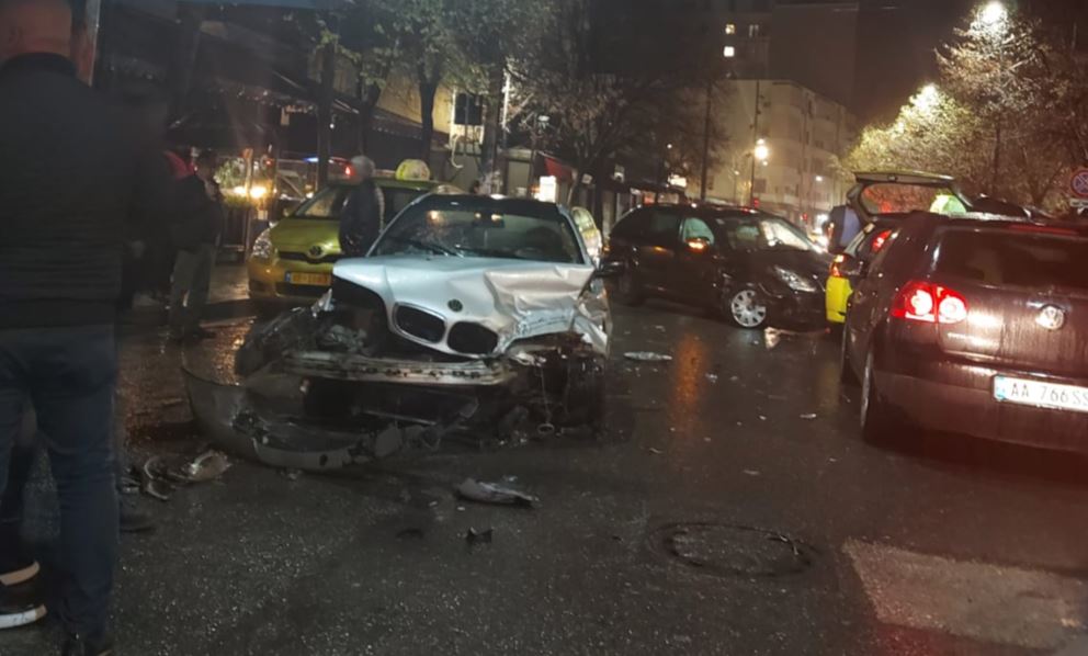 Aksident i trefishtë në Tiranë, plagoset një 2-vjeçar