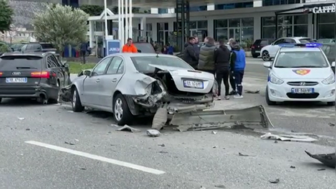 Aksident i trefishtë, shkatërrohen makinat