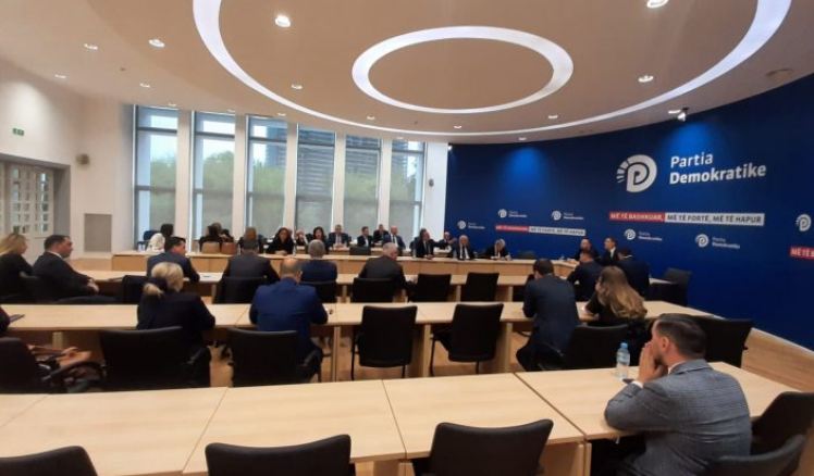 Alibeaj mbledh grupin parlamentar, zbardhet kërkesa e Albana Vokshit