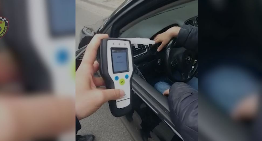 Ky është aparati me të cilin policia do t’i nënshtrojë shoferët ndaj testit të drogës (VIDEO)