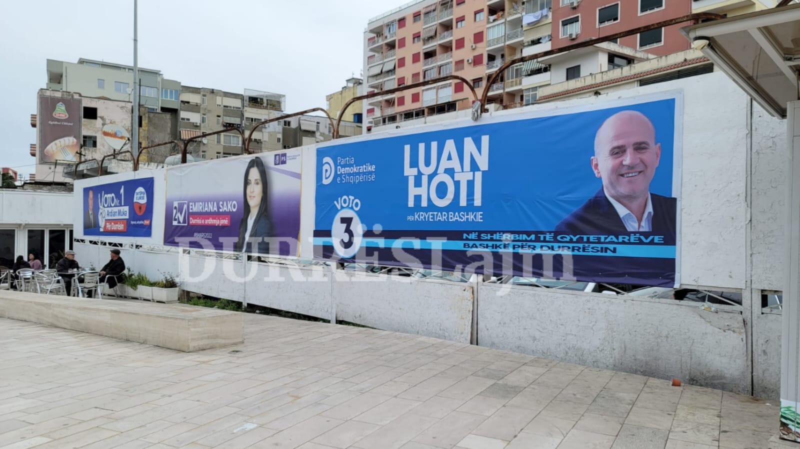 Një muaj pas zgjedhjeve në Durrës, posterat e fushatës ende nuk janë hequr (VIDEO)