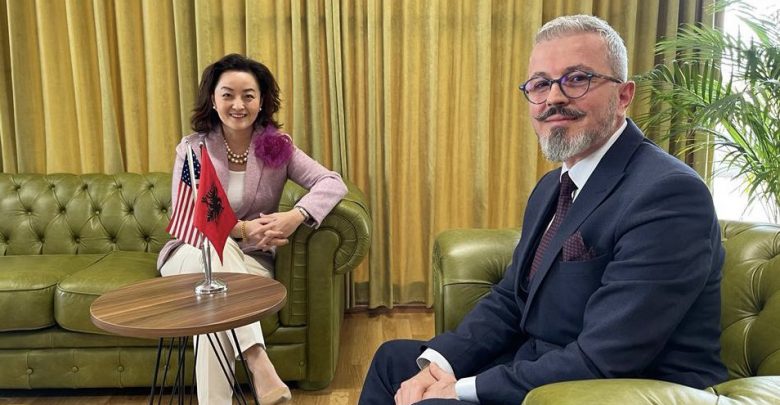 Yuri Kim: U takova me Fredi Ballën, SHBA do të vijojë të mbështesë të gjithë elementët e Reformës në Drejtësi