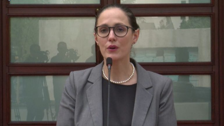 Shërbimet online, si do ia bëjnë mosha e tretë? Ibrahimaj: Institucionet do të kenë Call Center për këshillim