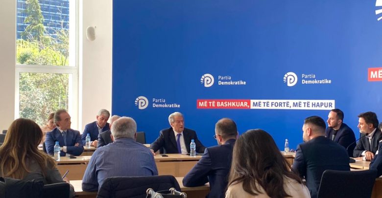 PD sposton mbledhjen e Grupit Parlamentar për nesër, ndërron jetë babai i një prej deputetëve