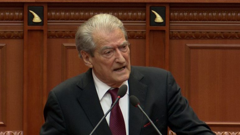 Berisha: Rama u përzu nga avioni si të ishte anëtar i ndonjë organizate terroriste, kur pasagjerët panë që ishte pa pranga u tmerruan