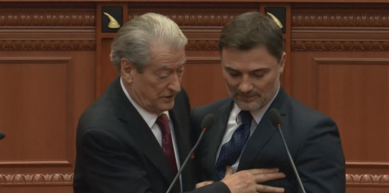 VIDEO/ Nuk u pa në TV, debatet që çuan në përplasjen Berisha-Alibeaj në Kuvend