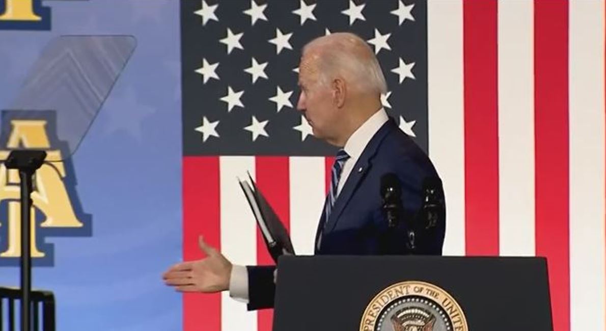 Zgjat dorën në ajër, kush është “krijesa e padukshme” që komunikon Presidenti Biden? (VIDEO)