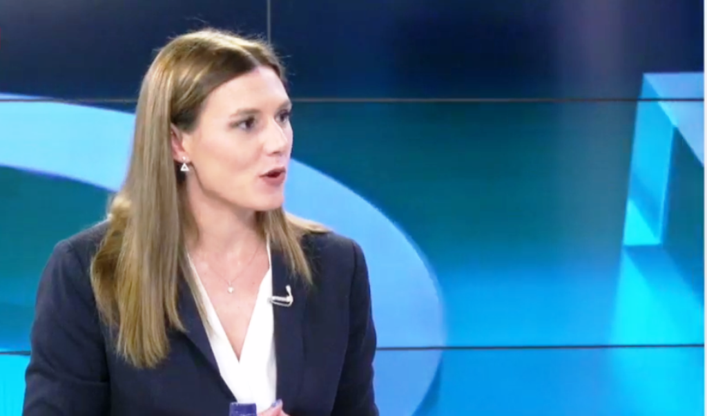 “Qesh edhe vetë me gafat e mia kur i dëgjoj!”/ Bora Muzhaqi flet për lapsuset që bën