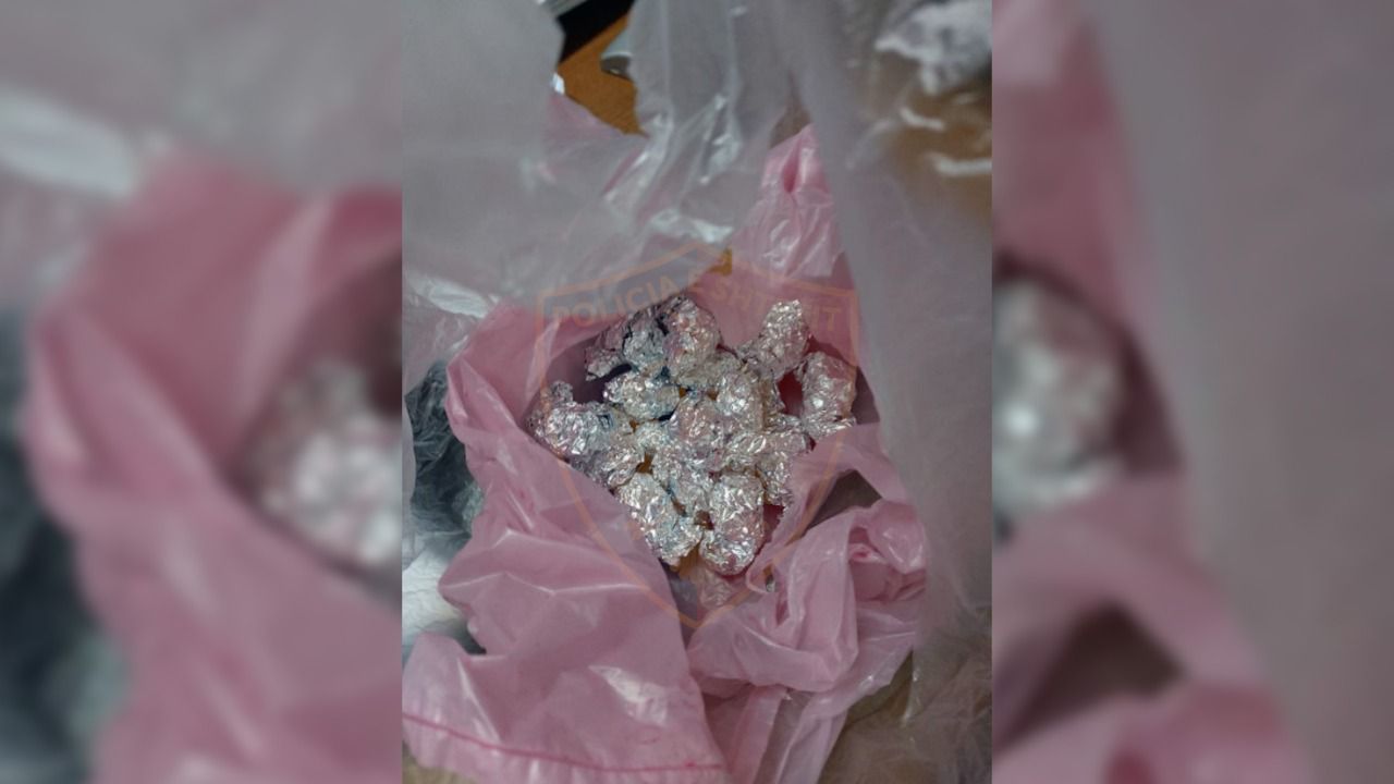 Drogë gati për shitje në një sallon bukurie në Tiranë, bie në pranga parukierja (Emri)