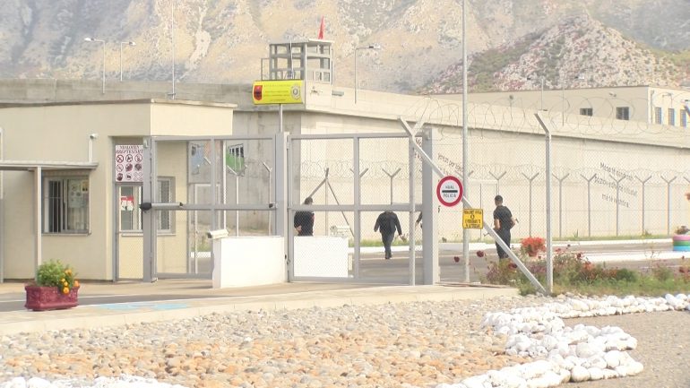 Detaje nga arrestimi/ “Po iki në punë”, si u prangos drejtori i komanduar i burgut të Reçit