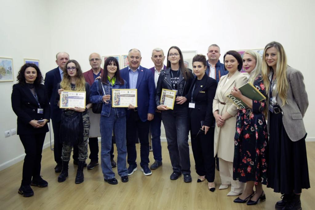 Ndahen në Tiranë çmimet “Ibrahim Kodra” për të rinjtë shqiptarë