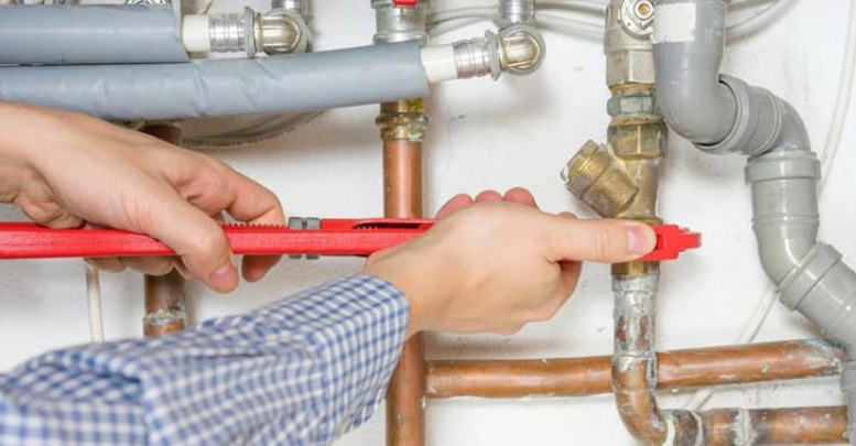 “Do vij për 10 minuta”/ I riu rreh hidraulikun në mes të kafenesë: Më gënjente!