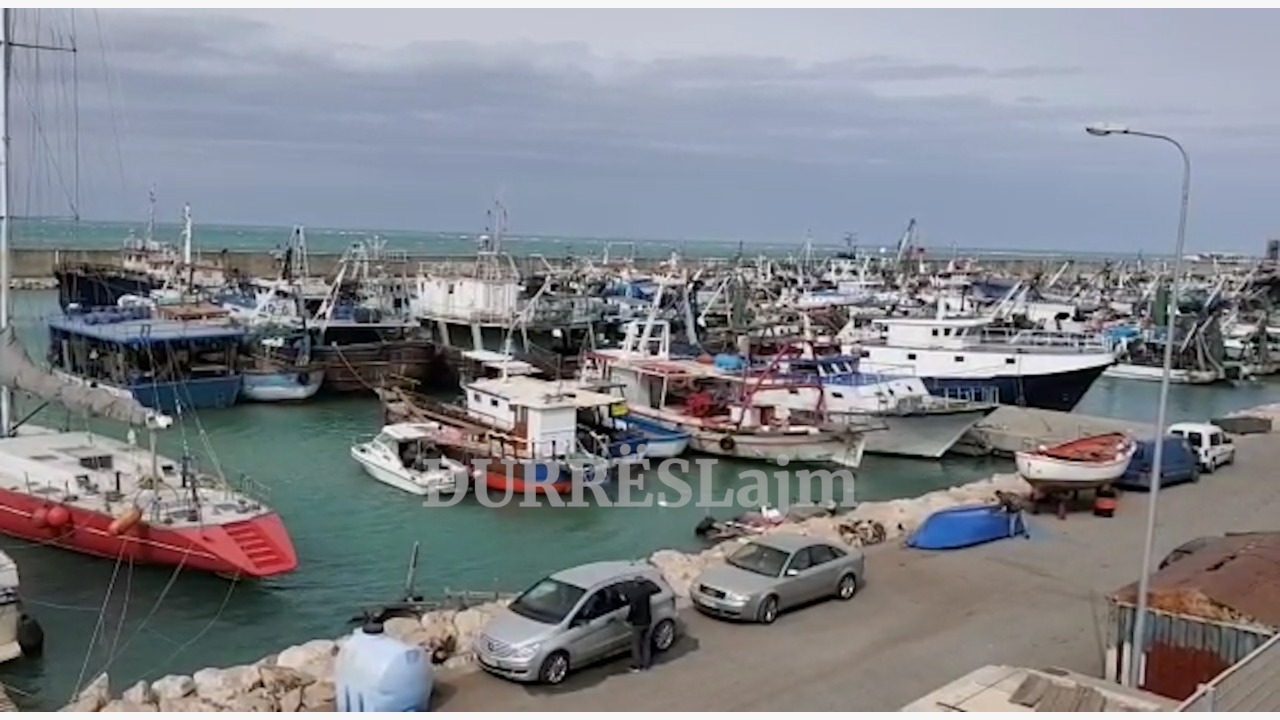 Moti i keq, vonohet trageti i linjës Ankona-Durrës, bllokohen peshkarexhat dhe anijet e tonazhit të vogël (VIDEO)