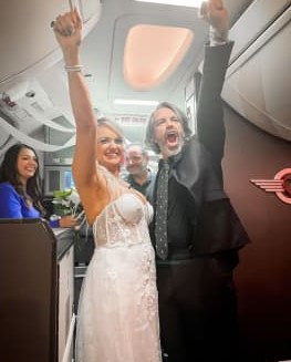 Nuk arritën në kohë në Vegas, çifti martohet në avion