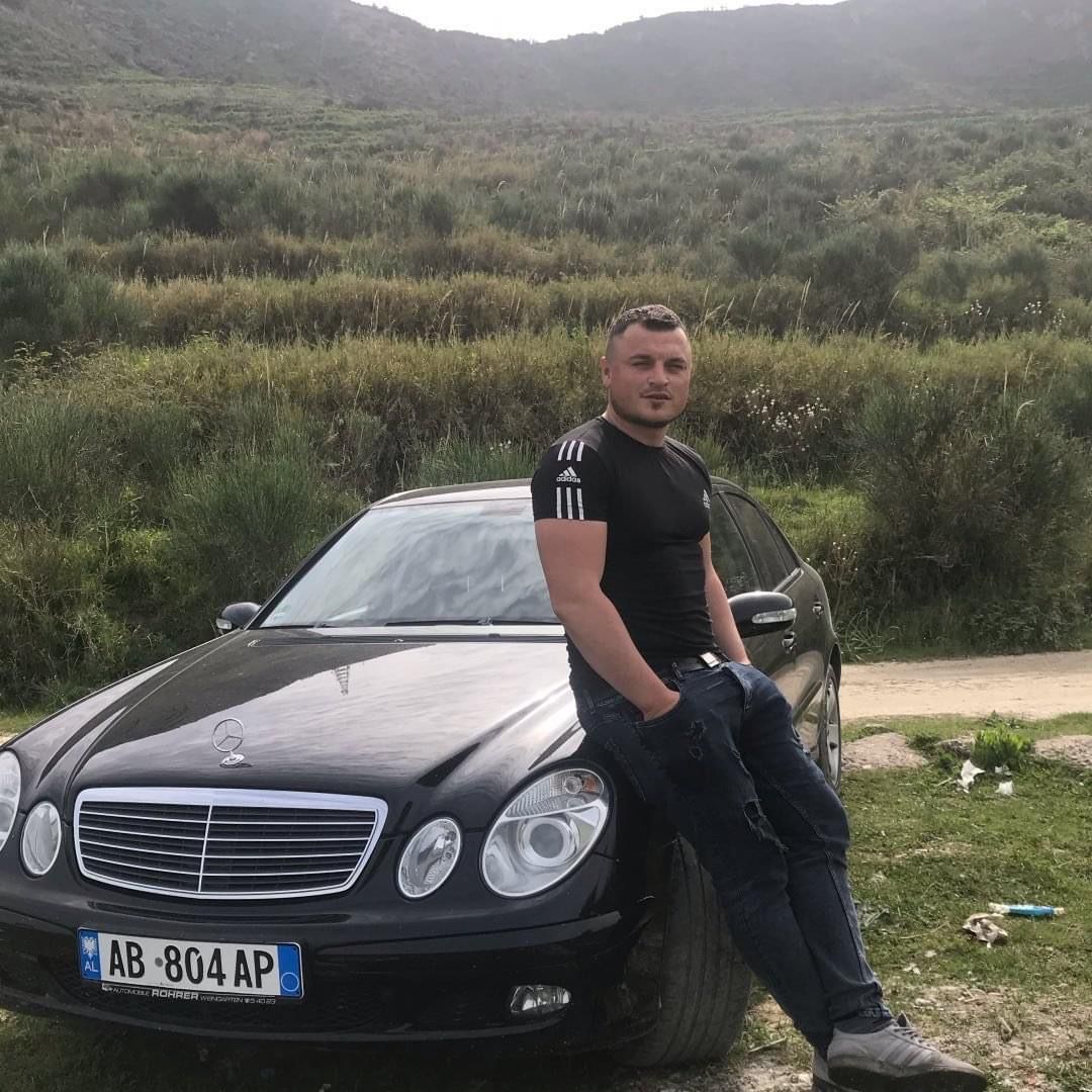 Detaje të reja nga atentati me armë zjarri në Shijak, plumbat e kallashnikovit nuk prekin makinën, policia gjen gëzhojat