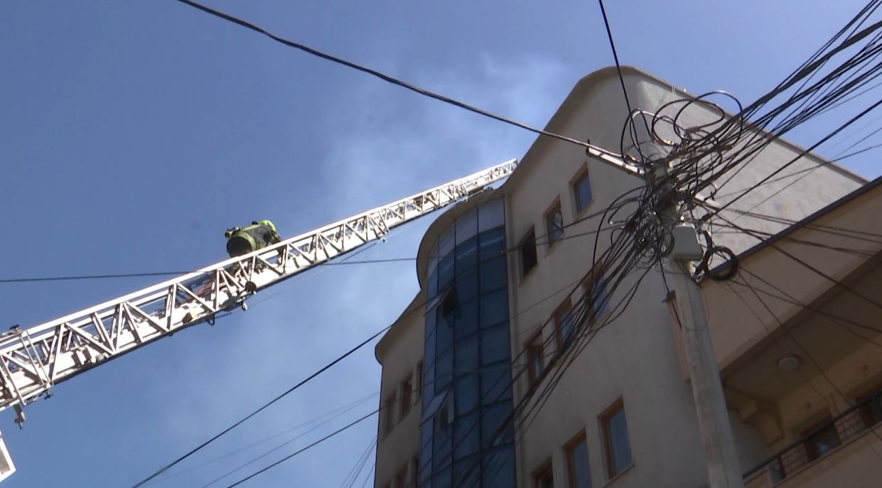 Zjarr në ndërtesën me 7 anëtarë të familjes në Prishtinë, një 10-vjeçar ngeci brenda
