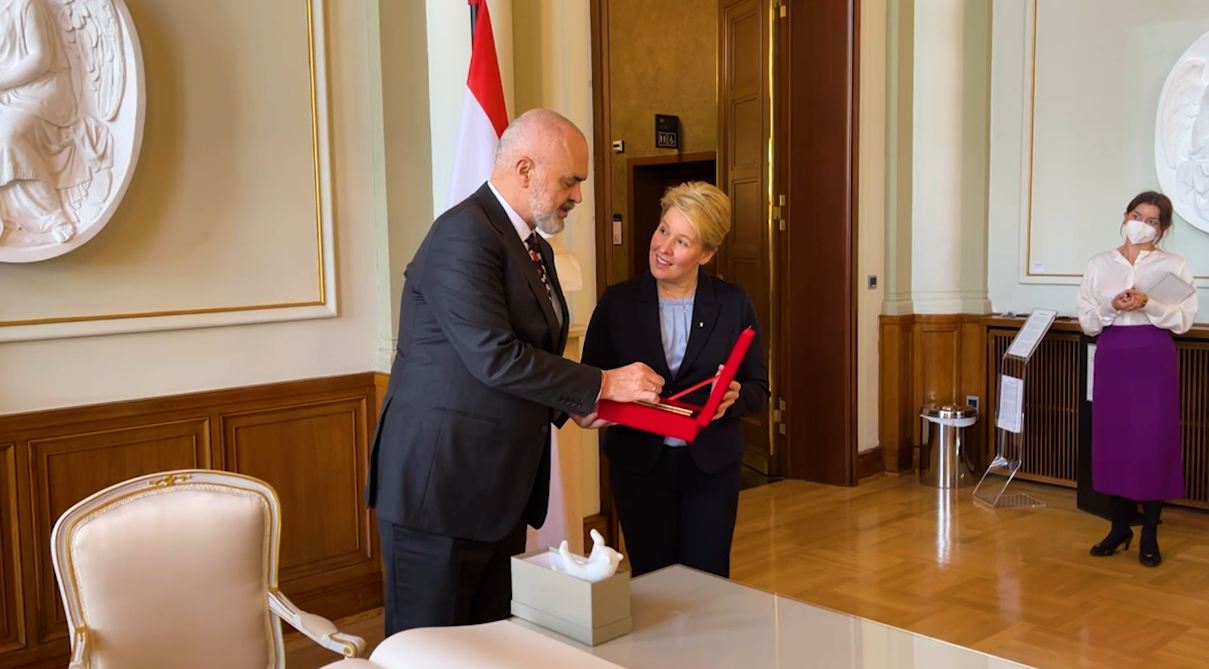 Takimi i Ramës me kryebashkiaken Giffey në Gjermani, shkëmbejnë dhurata me njëri-tjetrin