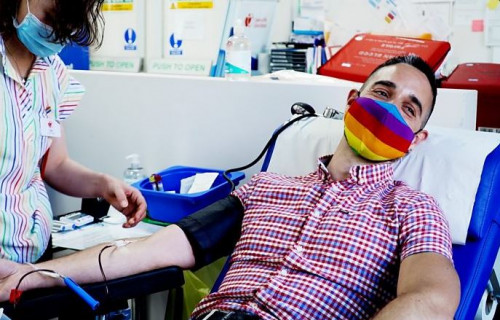 Homoseksualët do lejohen të dhurojnë gjak! Shteti që hoqi ndalimin “homofobik”, meshkujt s’do pyeten më për orientimin seksual