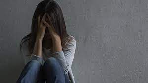 “Më tërhoqi nga shkallët dhe më bllokoi gojën mos bërtisja”/ 15-vjeçarja denoncon tentativën për abuzim në shkollë. Drejtoresha: Hakmarrje ndaj meje