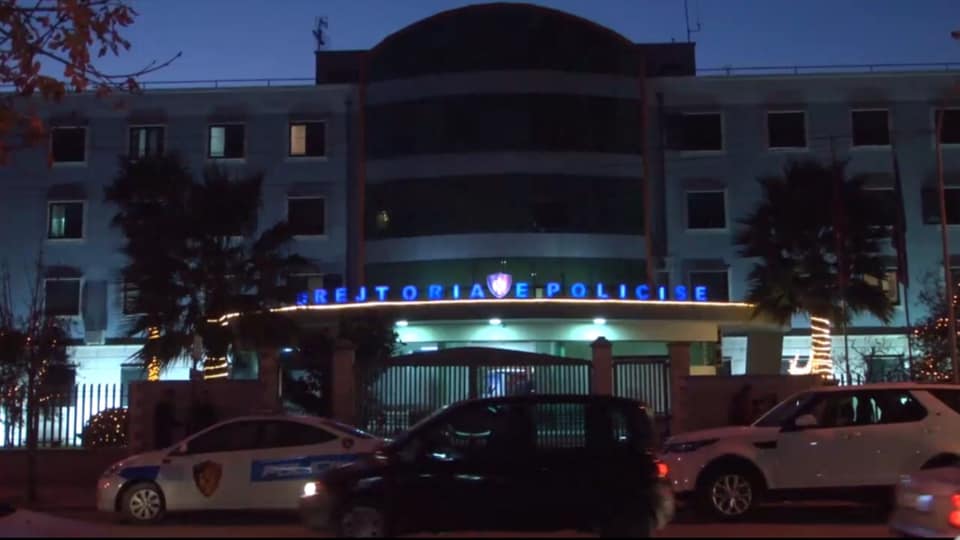 E rëndë në Durrës/ 10-vjeçari bie nga ballkoni, policia: Ndodhet në gjendje të rëndë në spital, dyshohet se &#8230;