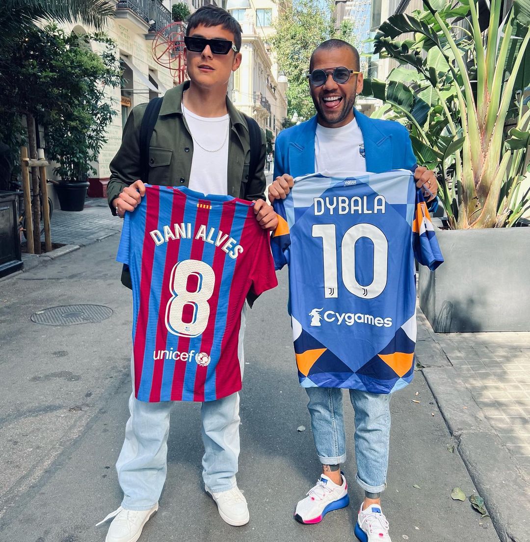 Dybala te Barcelona? Argjentinasi pozon me fanellën e Barcelonës
