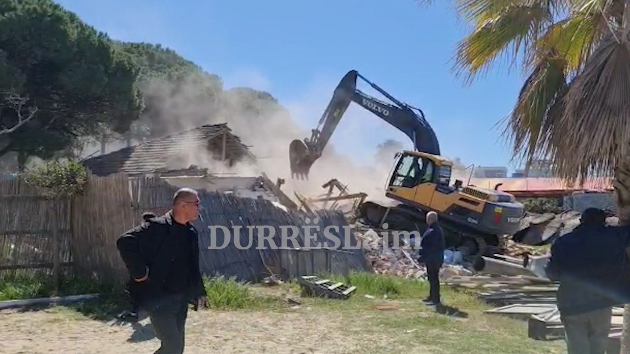 Shemben 12 banesa në bregdet, banorët: Duan tokë për ndërtime, shtëpitë nuk ishin dëmtuar nga tërmeti (VIDEO)