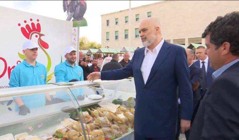 Gripi i shpendëve/ Rama-fermerit: Duhet të kishit bërë një zgarë këtu dhe i haja unë pulat. S’ka lidhje sëmundja me ushqimin