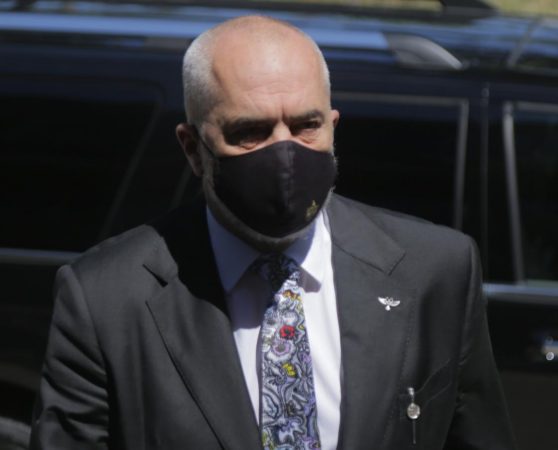 Spiegel: Policia gjermane shoqëron kryeministrin Rama, refuzoi mbajtjen e maskës anti-covid në avion