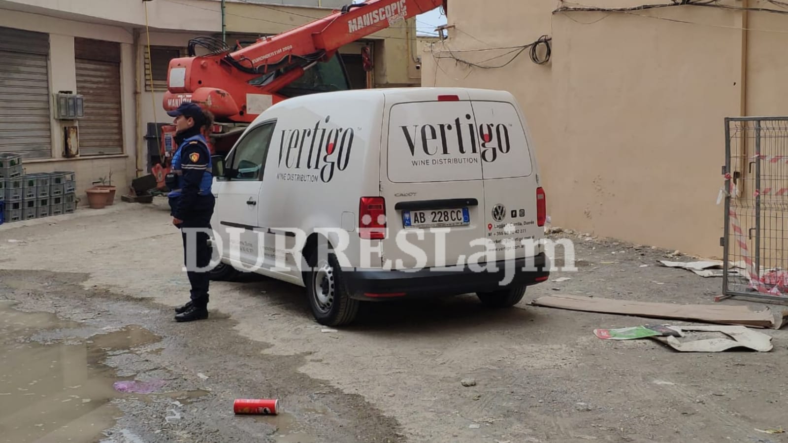 Durrës, shkoi të mbaronte një porosi, qytetarit i &#8220;avullon&#8221; portofoli nga mjeti (FOTO)