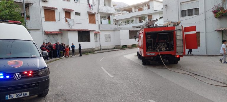 Përfshihet nga flakët një banesë në Gjirokastër, shkak ishin probleme me rrjetin elektrik