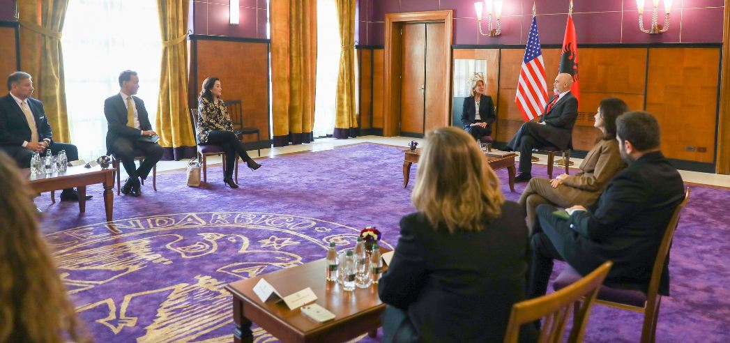 Zyrtarja e lartë e DASH takime në Tiranë, reagon ambasada e SHBA-së