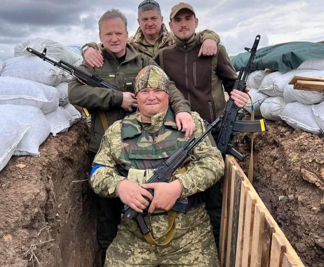 Fituesi i Topit të Artë rrëmben armën dhe lufton për lirinë e Ukrainës