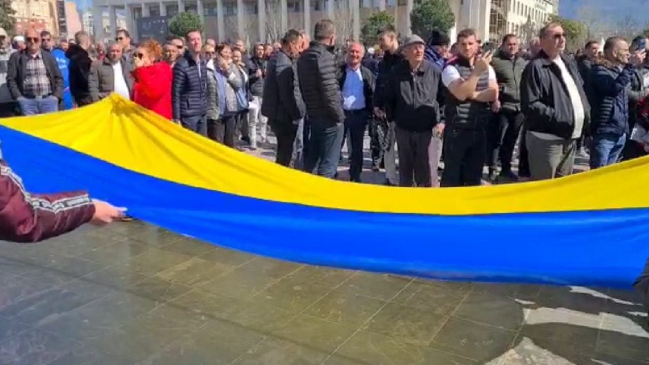 Sot manifesti i madh në Tiranë në mbështetje të Ukrainës, rrugët ku do të kufizohet qarkullimi i makinave