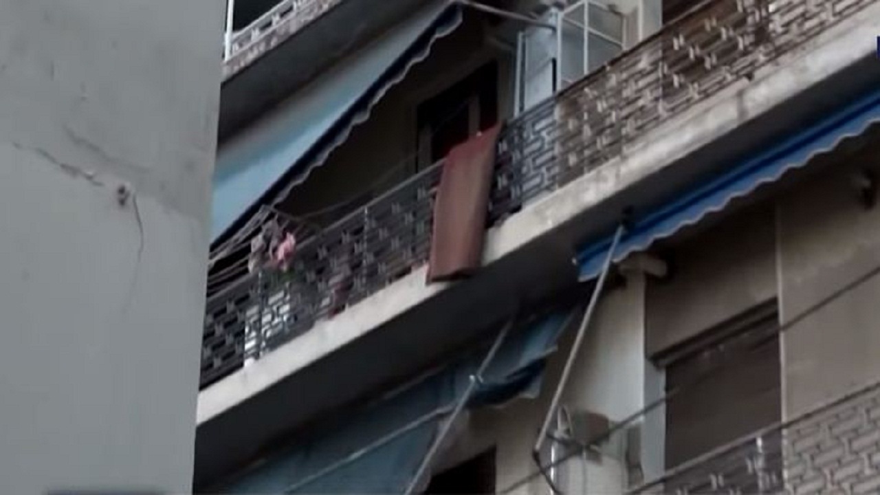 Pamje tronditëse! Mes minjve dhe buburrecave, brenda shtëpisë ku jetonin tre fëmijët e mitur (VIDEO)