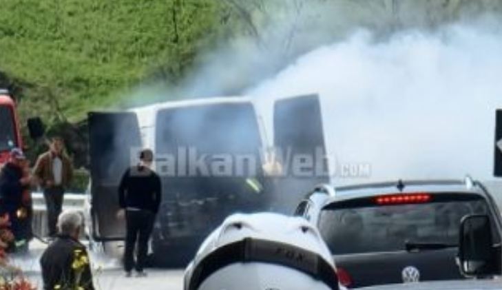 Përfshihet nga flakët një furgon në dalje të tunelit në Elbasan, bllokohet qarkullimi