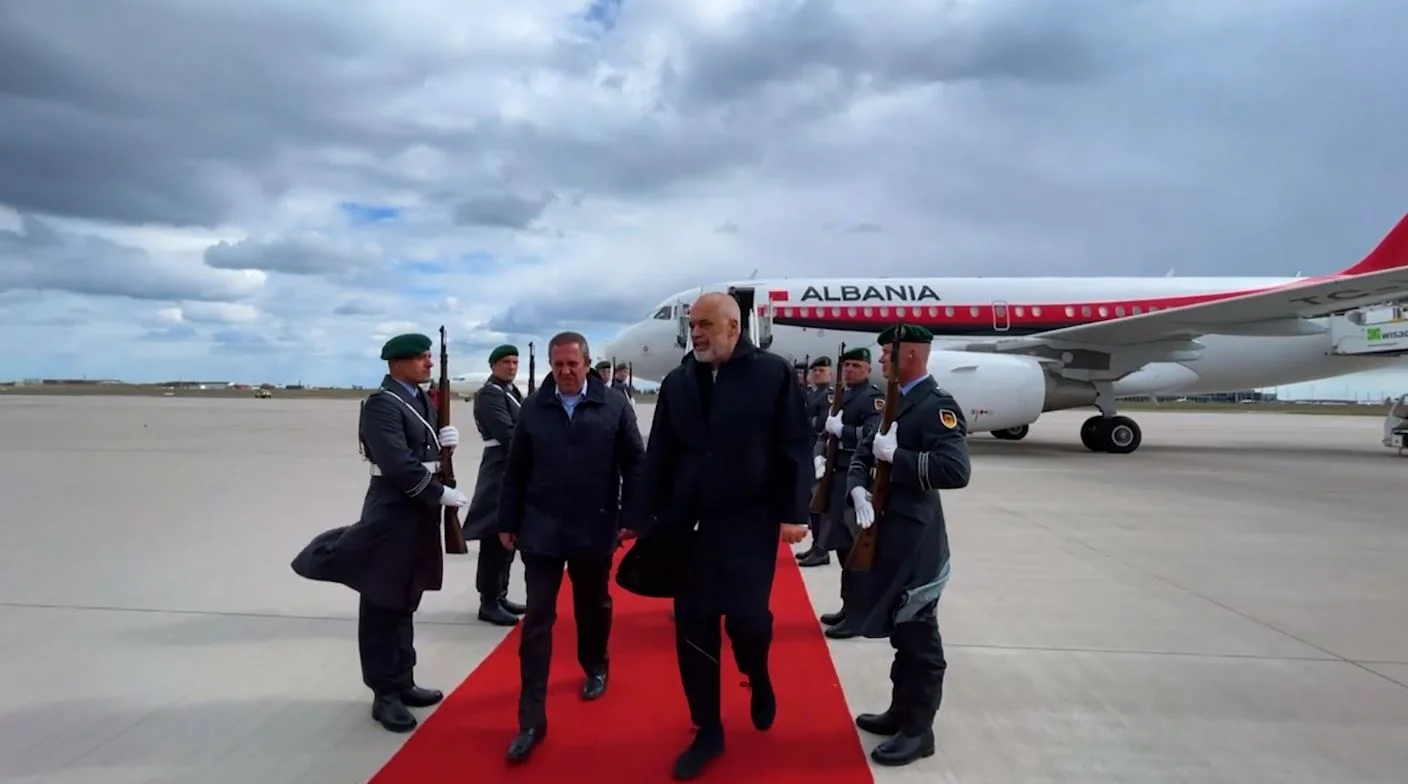Rama mbërrin në Berlin, shpërndan pamjet nga ceremonia e pritjes (VIDEO)