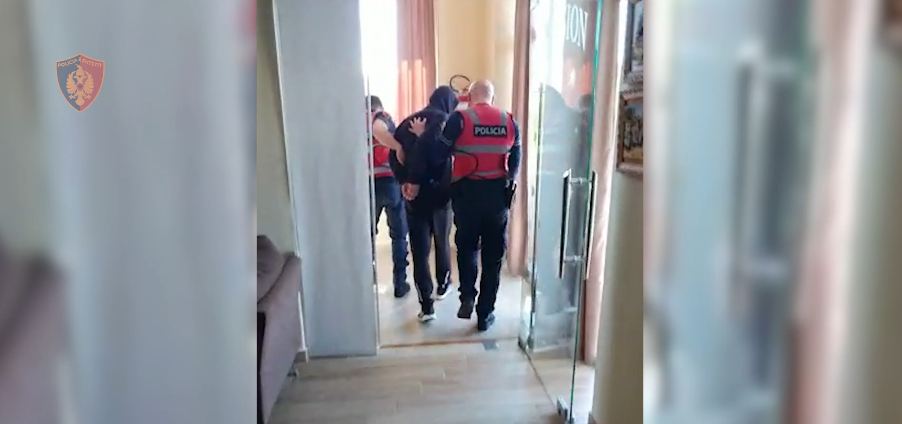 Plagosi 28-vjeçarin Reçaj në këmbë, kapet autori! Momenti kur nxirret nga hoteli ku fshihej (VIDEO)