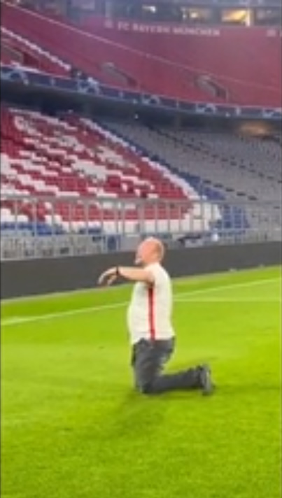 I dehur në mes të “Allianz Arena”-s, shihni dëmtimin qesharak të tifozit