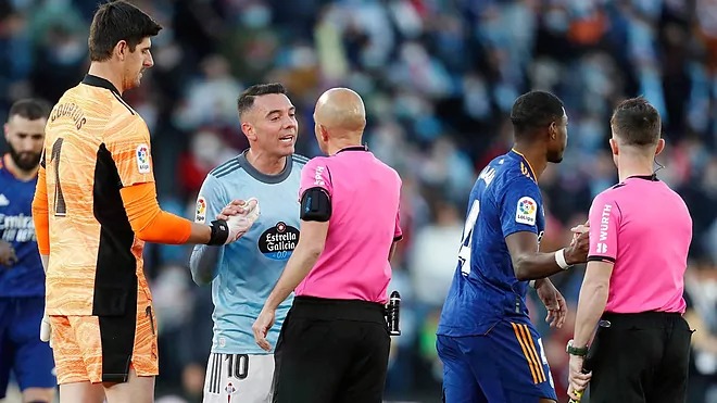 I irrituar pas humbjes, Aspas: Arbitri harroi të akordonte një penallti për veten