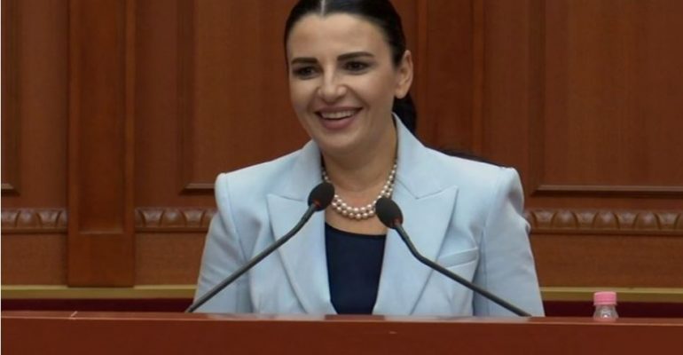 Balluku po fliste për energjinë, ikin dritat në Kuvend