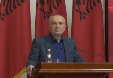 Presidenti Meta paralajmëron konferencë për shtyp