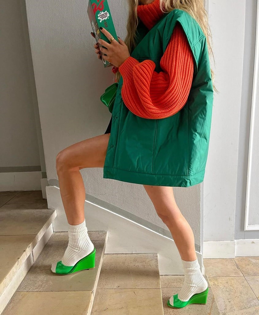 Sandalet me takë vishen me çorape këtë sezon, a do t’i provonit dhe ju?