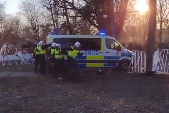 3 të plagosur nga të shtënat me armë, përleshje mes policisë dhe protestuesve