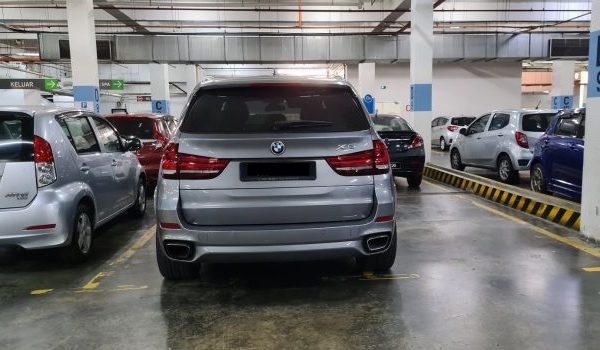 E parkoi dhe hyri në “pub”, shqiptarit i marin X5-ën e marrë me qera në Zvicër