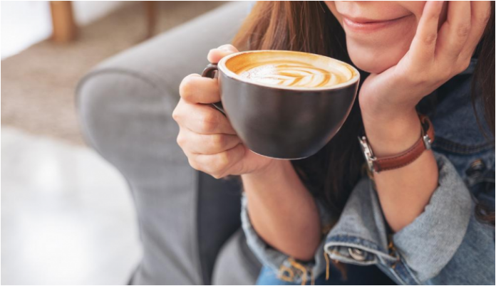 Dridhje dhe ankth, shenjat që tregojnë se po pini shumë kafe