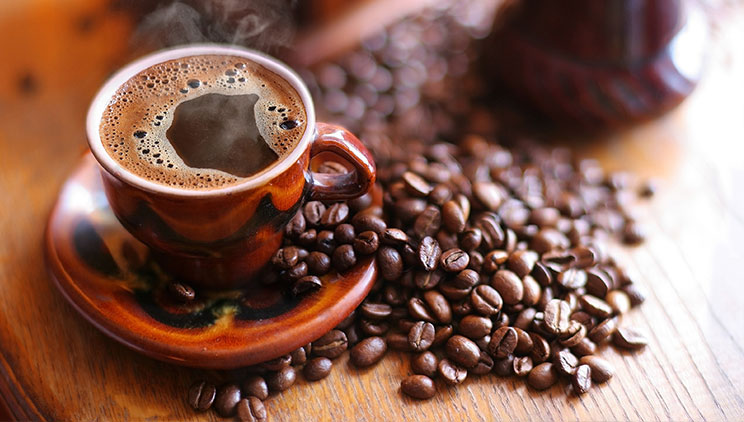 Kafja me stomakun bosh është më e dëmshmja, por me këtë truk reduktoni rrezikun