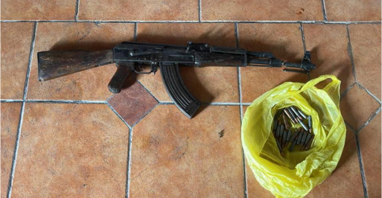 U kap në banesë me kallashnikov, arrestohet 31-vjeçari